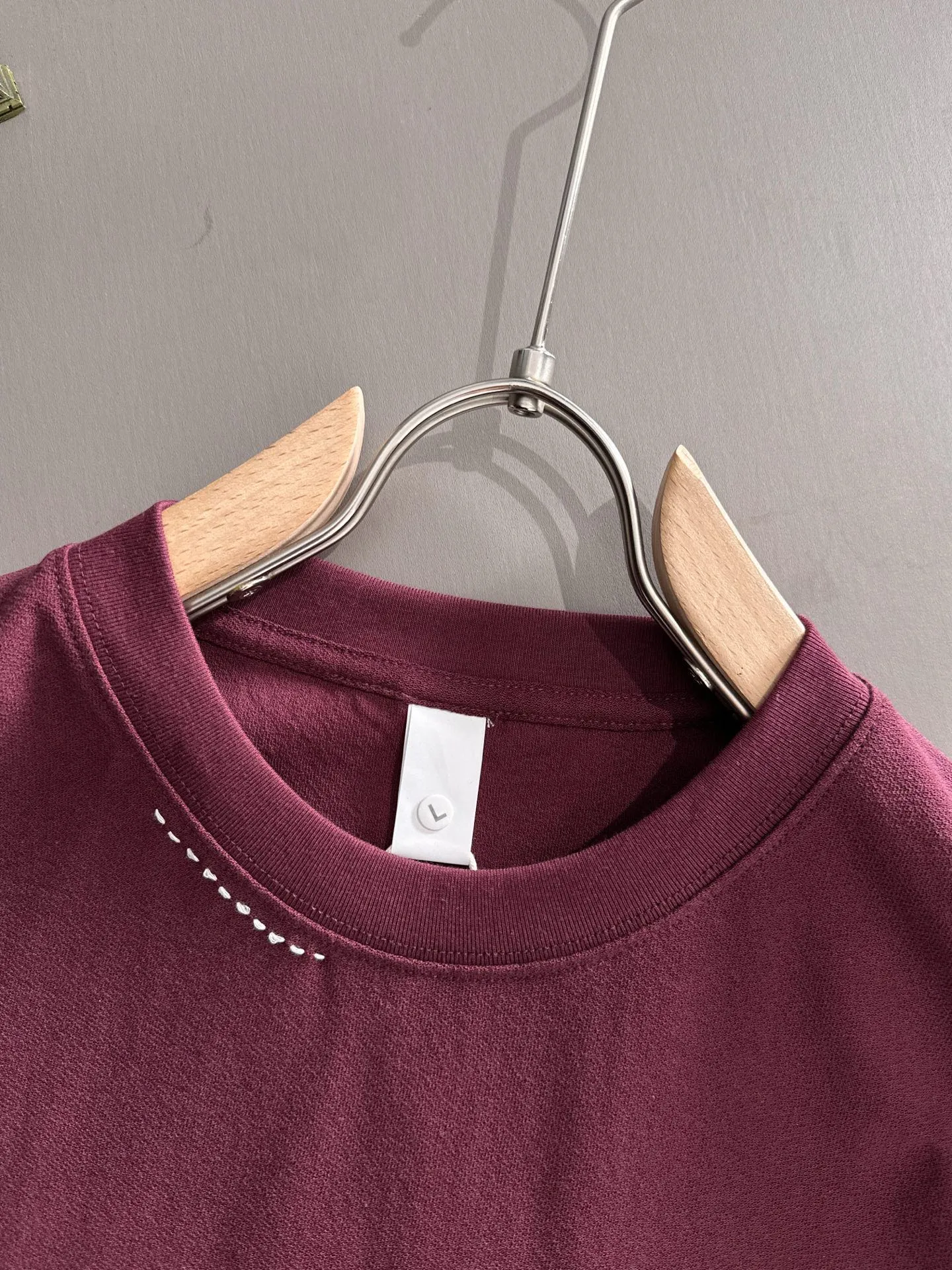 Paris Clover High Quality 26ss New Arrival men's short-sleeved T-shirt is made of combed cotton yarn-spun cotton fabric, no pressure when entering and exiting the counter. Exclusive control of raw materials. It feels substantial when weighed, and the upper body is more textured than ordinary T-shirts. This texture can handle the weather easily and is suitable for both hot and cold! Designed for a loose fit. Size: M to 4XL